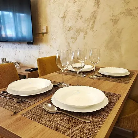 Monarch Relax And Apartment